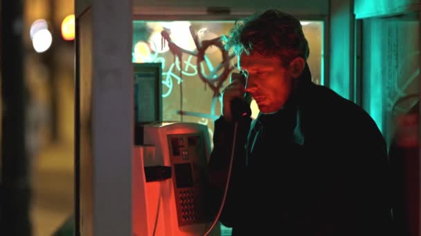 Een Stijlvolle Man Praat Een Telefoon Noir Stijl Stand Neon — Stockvideo