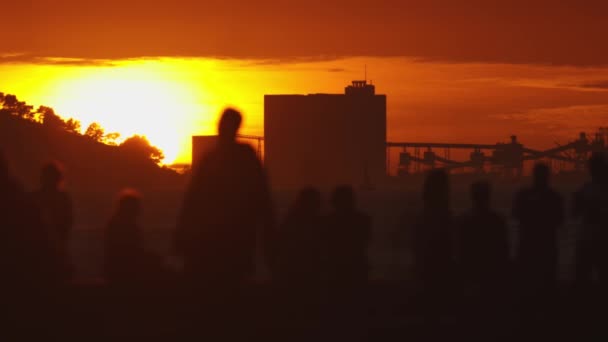 Закат Группа Людей Стоящих Перед Мостом Золотой Закат — стоковое видео