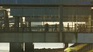 İnsanlar buhar ya da uçağa ya da siluete, Tagus Nehri 'ne gitmek üzere gemiye biniyor..