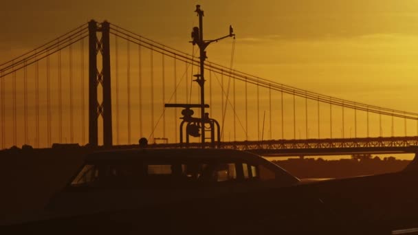 日没のブリッジ近くのフェリーの回転レーダー シルエット スローモーション — ストック動画