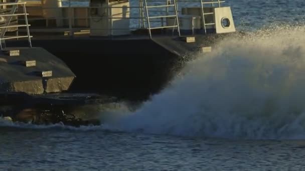 Barcă Este Văzut Plutind Lângă Doc Lungul Marginii Apelor — Videoclip de stoc