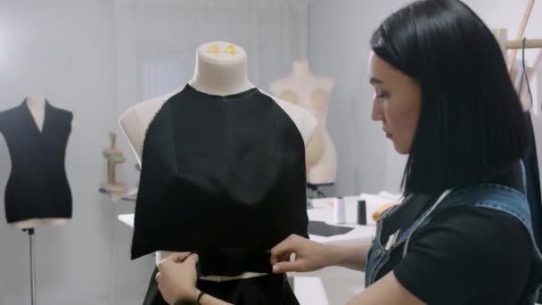 Seorang Wanita Mengukur Gaun Pada Sebuah Manekin Bisnis Menjahit Dekat — Stok Video