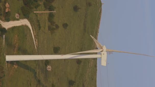 Зверху Видно Вітряну Турбіну Лопатями Крутяться Вітрі Концепція Енергетики Енергетики — стокове відео
