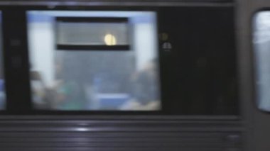 Yan tarafında pencere olan bir trenin bulanık görüntüsü