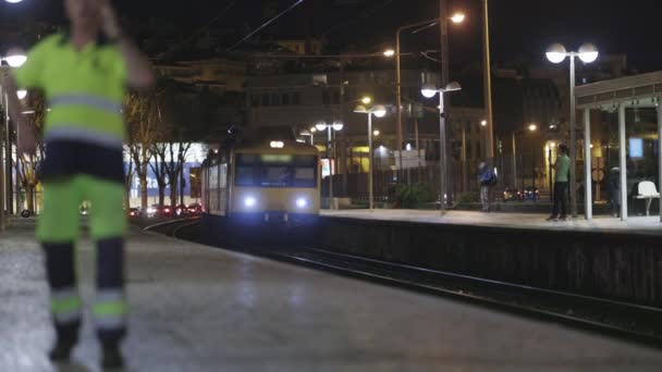 Залізнична Платформа Потяг Знаходиться Задньому Плані Навколо Платформи Кілька Людей — стокове відео
