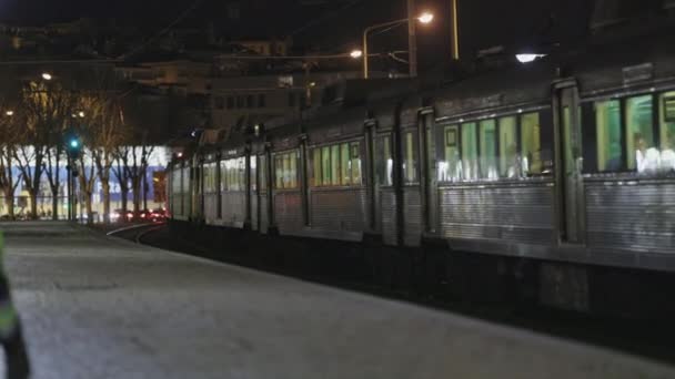 Tren Está Estacionado Las Vías Por Noche Hombre Con Chaleco — Vídeo de stock