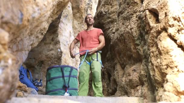 Homme Tient Dans Une Grotte Avec Seau Vert Une Corde — Video