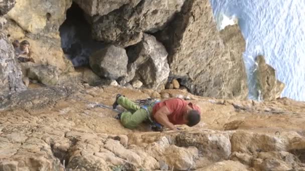 Man Sliding Rock Wall Man Wearing Red Shirt Green Pants — Stock Video