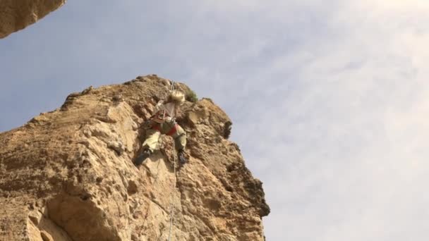 Bir Adam Kaya Duvarına Tırmanıyor Gökyüzü Açık Güneş Parlıyor Adam — Stok video