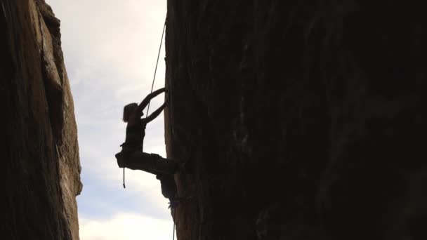 Silueta Una Mujer Está Escalando Una Pared Roca Imagen Está — Vídeo de stock