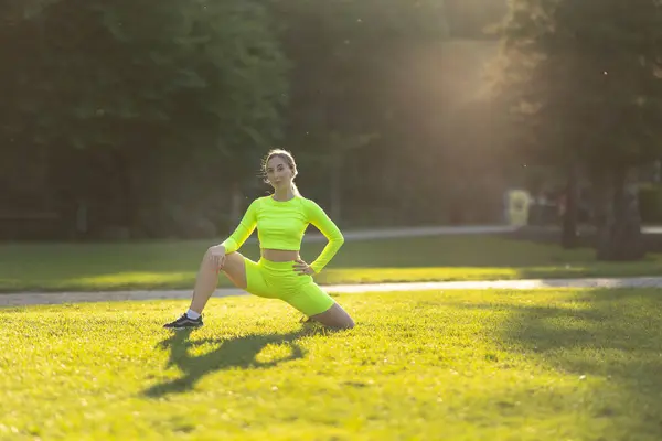 Een Vrouw Een Neon Gele Outfit Doet Een Yoga Pose — Stockfoto