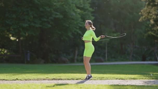 Una Donna Vestita Verde Fluo Sta Saltando Corda Parco Scena — Video Stock