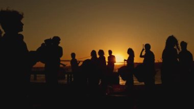 Almada, Portekiz - 9 Mayıs 2024: Taho nehri ve köprüsü önünde gün batımına karşı davulcu silueti