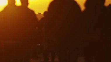 Tagus Nehri 'ndeki bir feribotun önünde bir grup birey bir arada duruyorlar..