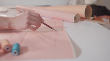 Bir insan kurşun kalemle bir kağıt parçasına desen çiziyor. Yaratıcılık ve sanatsal ifade kavramı