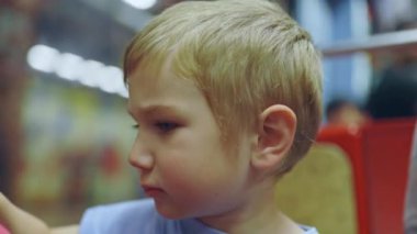 Genç bir çocuk metroda tren penceresi arıyor. Yerden çıkarılmamış.