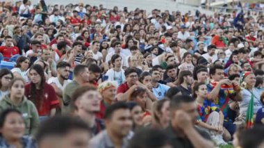 5 Temmuz 2024, Almada, Portekiz - kalabalık bir spor müsabakasını izliyor. Sahne enerjik ve heyecanlı.
