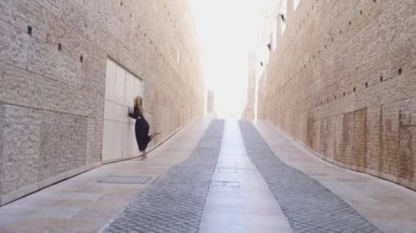 Mimari parkta bir kadın dans ediyor. Geniş açı.