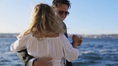 Sevgi dolu bir çift gün batımında okyanusun kenarında dans eder. Erkek ve kadın mutlular ve aşıklar, anın romantizmini kucaklıyorlar..