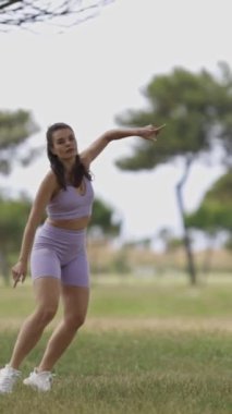 Bir kadın parkta spor dansı yapar. Portre.