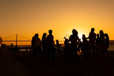 Bateristlerin silueti. Günbatımına karşı müzisyenler.