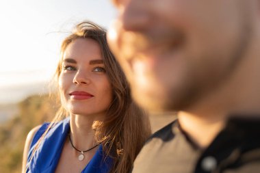 Genç çift dışarıda romantik bir anın tadını çıkarıyor.