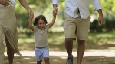 Neşeli aile parkta keyifli bir yürüyüş yapıyor.
