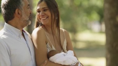 Aile, yeni doğmuş bir bebek de dahil olmak üzere parkta huzurlu bir günün tadını çıkarıyor.