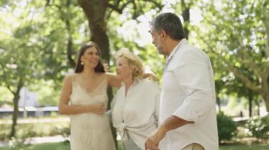 Aile üyeleri bir park ortamında toplanırken ciddi bir tartışmaya giriyorlar.