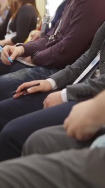 Seyirciler bir iş konferansındaki sunumdan sonra ellerini çırpıyorlar.