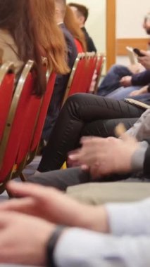 Katılımcılar, bir iş konferansı sırasında bir konuşmacıların müdahalesi sonrasında ellerini çırpıyorlar