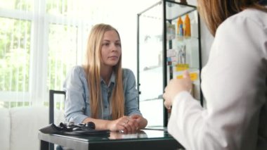 Genç sarışın güzel kadın doktorla konuşuyor, tıbbi konsept.