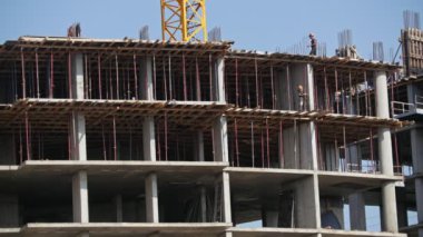 İnşaat sitesi - modern yaşam sanayi - Vinçler ve işçiler, telefoto çekim