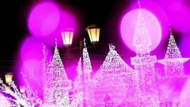 Beyaz noel şatosu süslemesi büyük mor bokeh ile aydınlatıldı.