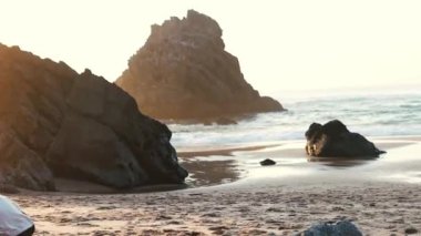 Aile, güzel bir sahilde kumsalda oynayarak birlikte güzel vakit geçirmeyi sever.