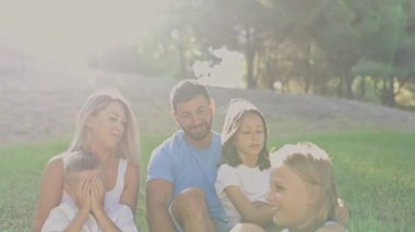 Mutlu bir aile parkta eğleniyor.