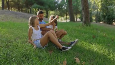 Aile parkta birlikte vakit geçirmekten zevk alıyor, sohbet ediyor ve kalıcı anılar yaratıyor.