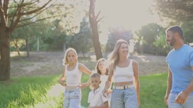 Aile parkta yürüyüş yapıyor.