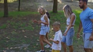 Mutlu aile güneşli bir günde parkta yürüyüş