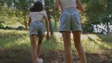 Mutlu çocuklar doğanın tadını çıkarıyor.