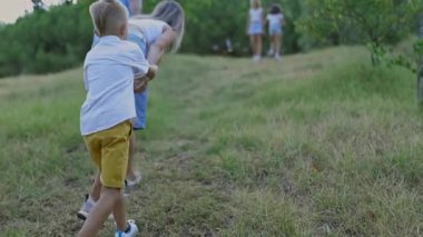 Aile parkta birlikte yürümekten hoşlanıyor.