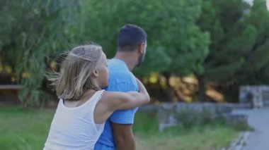 Mutlu bir aile koşuyor ve parkta birlikte eğleniyor.