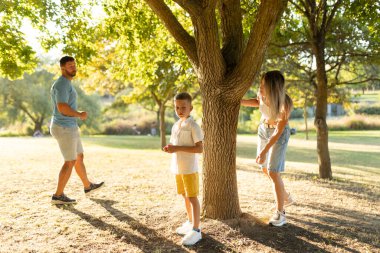 Bir ağacın altında ailece iyi vakit geçirmek.