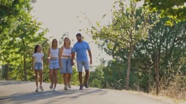 Güneşli bir günde ailecek yürümekten zevk alıyoruz.