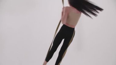 Hava yogası. Vurgun yemiş genç bir kadın. Orta çekim