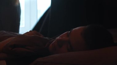 Sabahları genç ve sevimli bir çift. Bir kadın perdeleri açar ve erkek arkadaşını uyandırır. Orta çekim