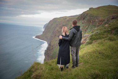 Madeira, Portekiz 'de nefes kesici kıyı manzarasını kucaklayan ve eğlenen çift