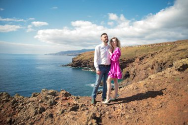 Ponta de s o Louren o, Madeira Adası, Portekiz 'deki nefes kesici kıyı manzarasına hayran turistler