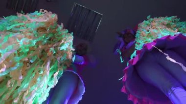 Doğum günü kutlaması - kameraya renkli neon kurdeleler atmak. Orta çekim