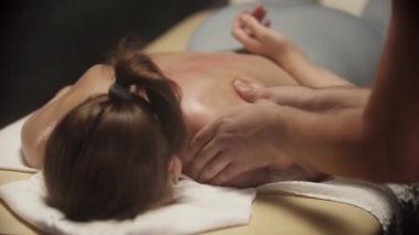 Lüks kaplıcalarda masaj yapan profesyonel bir masör.